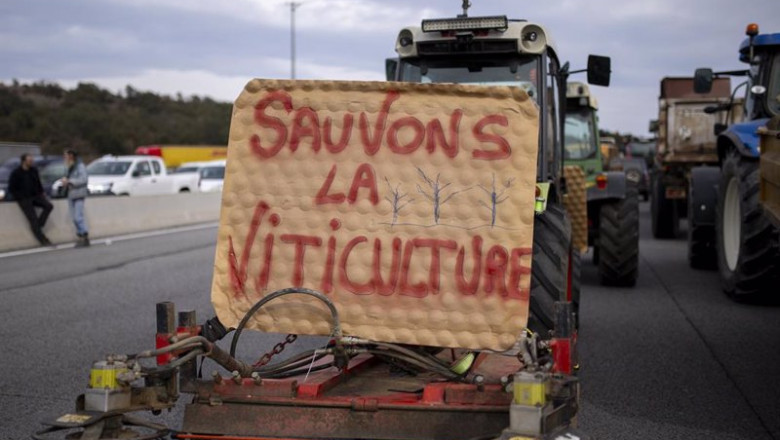 ep archivo una pancarta de un tractor de agricultores franceses durante el corte de la a 9 ep archivo una pancarta de un tractor de agricultores franceses durante el corte de la a 9
