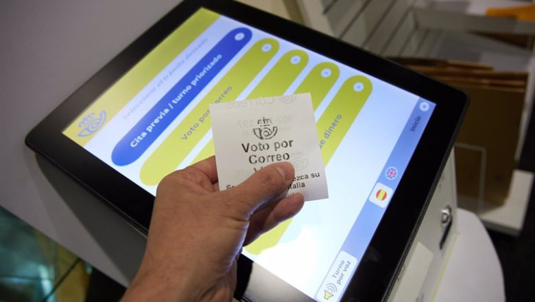 ep archivo una persona con un ticket de voto por correo en una oficina de correos ep archivo una persona con un ticket de voto por correo en una oficina de correos