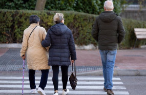 ep archivo   varias personas mayores de 55 anos caminando por una calle de madrid