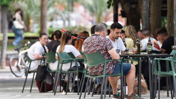 ep archivo   varias personas sentadas en una terraza a 27 de abril de 2023 en murcia region de