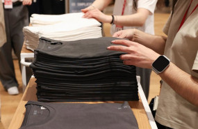 ep archivo   varios dependientes colocan la ropa en una tienda de moda