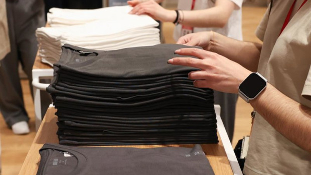 ep archivo   varios dependientes colocan la ropa en una tienda de moda