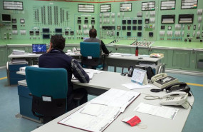 ep archivo   varios empleados trabajan en sala de control de la central nuclear de santa maria de