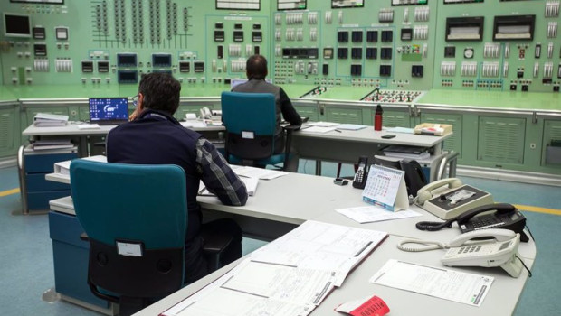ep archivo   varios empleados trabajan en sala de control de la central nuclear de santa maria de