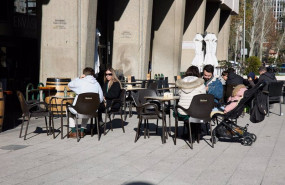 ep archivo   varios jovenes disfrutan del aperitivo en las inmediaciones del estadio santiago