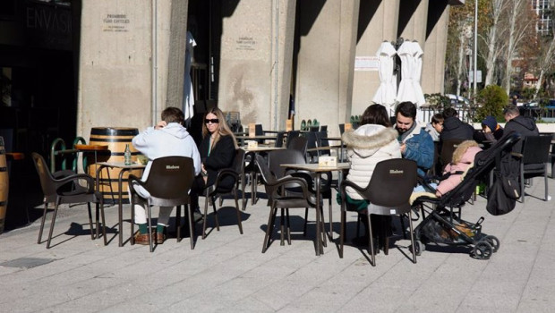 ep archivo   varios jovenes disfrutan del aperitivo en las inmediaciones del estadio santiago