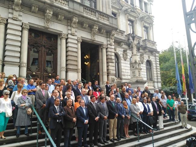 Concentración en el parlamento asturiano de repulsa por el atentado de Barcelona | EUROPA PRESS ep concentracionparlamento asturianorepulsaatentadobarcelona
