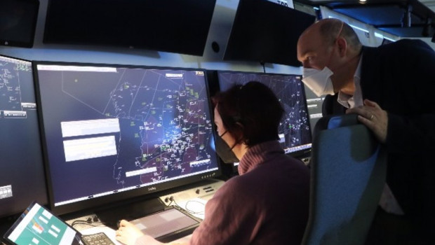 ep controladores aereos de enaire aprueban las primeras unidades producidas de la nueva posicion de