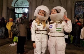 ep dos chicas disfrazadasastronautaslas puertasteatro realasistir