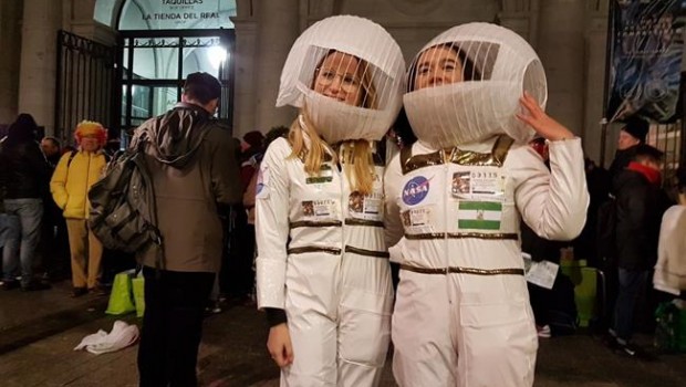 ep dos chicas disfrazadasastronautaslas puertasteatro realasistir