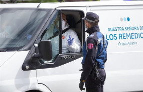 ep dos trabajadores de una funeraria que visten totalmente protegidos llevan los primeros cuerpos al
