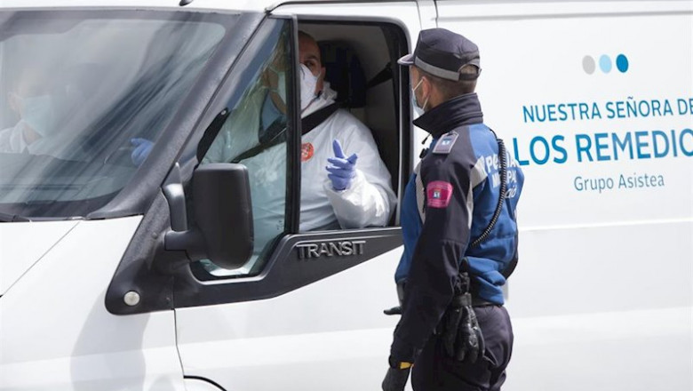 ep dos trabajadores de una funeraria que visten totalmente protegidos llevan los primeros cuerpos al ep dos trabajadores de una funeraria que visten totalmente protegidos llevan los primeros cuerpos al