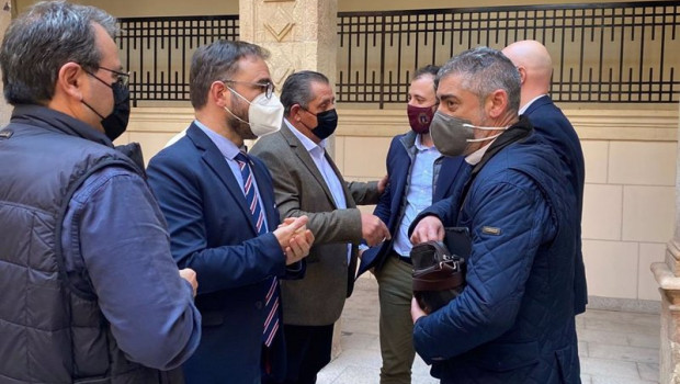 ep el alcalde de lorca junto a miembros de la mesa negociadora sobre ganaderia porcina