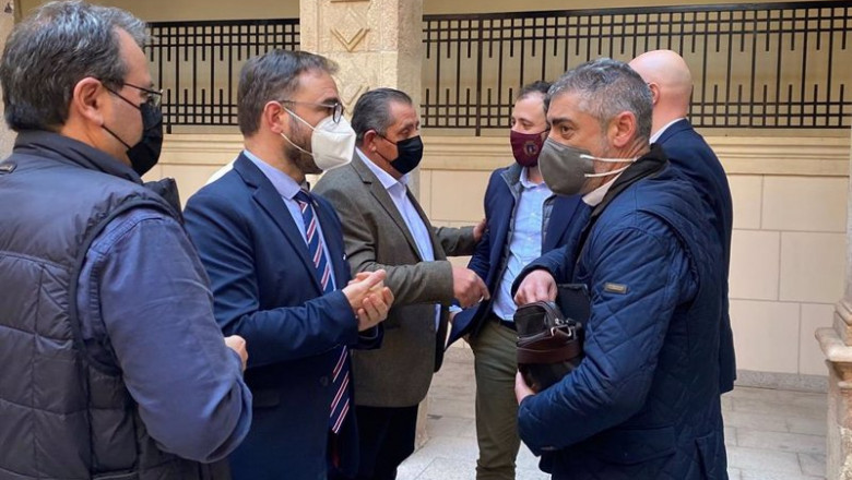 ep el alcalde de lorca junto a miembros de la mesa negociadora sobre ganaderia porcina
