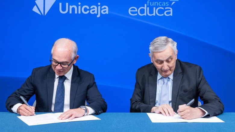 El convenio firmado por el CEO de Unicaja, Isidro Rubiales, y el director general de Funcas, Carlos Ocaña. | UNICAJA ep el convenio firmado por el ceo de unicaja isidro rubiales y el director general de funcas carlos