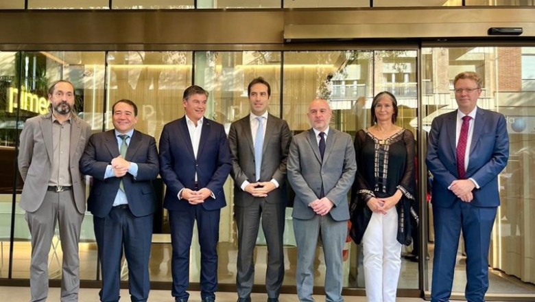 El ministro de Economía, Comercio y Empresa, Carlos Cuerpo; el presidente del ICO, Manuel Illueca; el presidente de Pimec, Antoni Cañete, y el delegado del Gobierno en Catalunya, Carlos Prieto, junto a otros represenantes | EUROPA PRESS ep el ministro de economia comercio y empresa carlos cuerpo el presidente del ico manuel illueca el