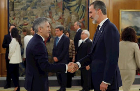 ep el ministro de interior fernando grande-marlaska izq saluda al rey felipe vi dech tras jurar su