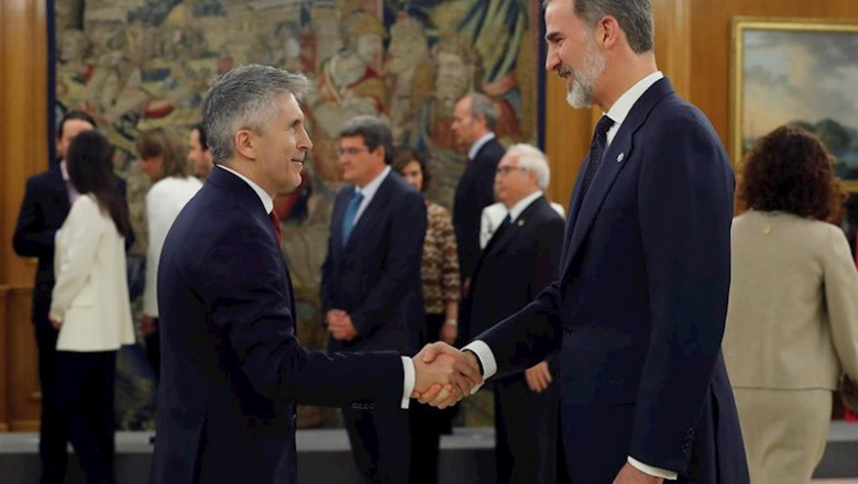 ep el ministro de interior fernando grande-marlaska izq saluda al rey felipe vi dech tras jurar su