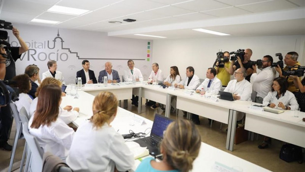 ep el presidente de la junta de andalucia juanma moreno y el consejero de salud y familias jesus
