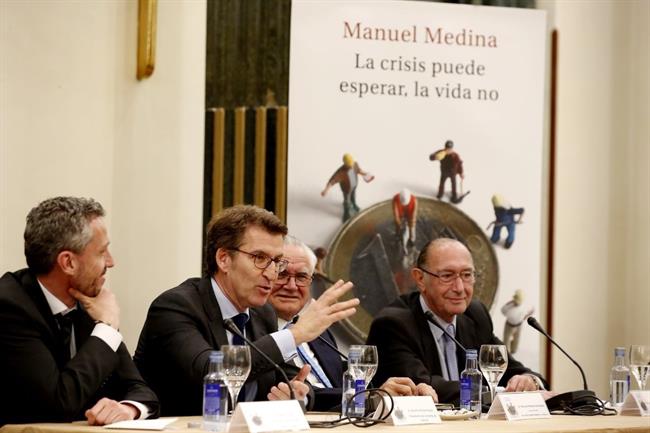 Feijóo en la presentación del libro de Manuel Medina 'La crisis puede esperar' | TWITTER XUNTA DE GALICIA ep feijoola presentacionlibromanuel medina la crisisesperar