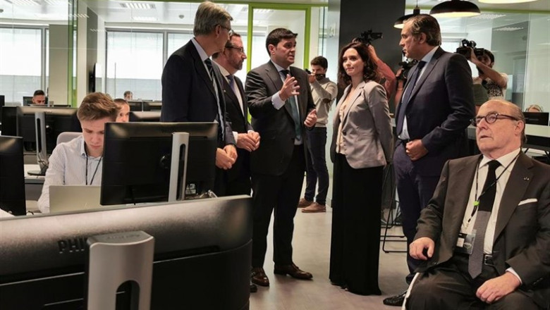 La presidenta de la Comunidad de Madrid, Isabel Díaz Ayuso, visitando el centro de ciberseguridad de Deloitte en Madrid. | EUROPA PRESS ep la presidenta de la comunidad de madrid isabel diaz ayuso visitando el centro de ciberseguridad
