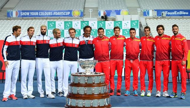 Los equipos de España y Francia posan antes de su semifinal de la Davis | FEDERATION FRANCAISE TENNIS ep los equiposespanafrancia posandesemifinalla davis