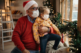 ep nina con un abuelo en navidad