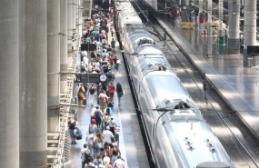 ep pasajeros en un anden de la estacion de trenes de puerta de atocha durante la huelga de 24 horas