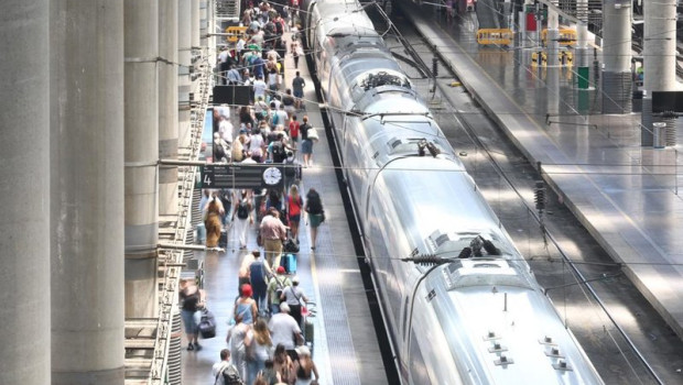 ep pasajeros en un anden de la estacion de trenes de puerta de atocha durante la huelga de 24 horas