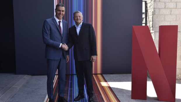 ep pedro sanchez y ted sarandos en el centro de produccion de netflix en tres cantos madrid
