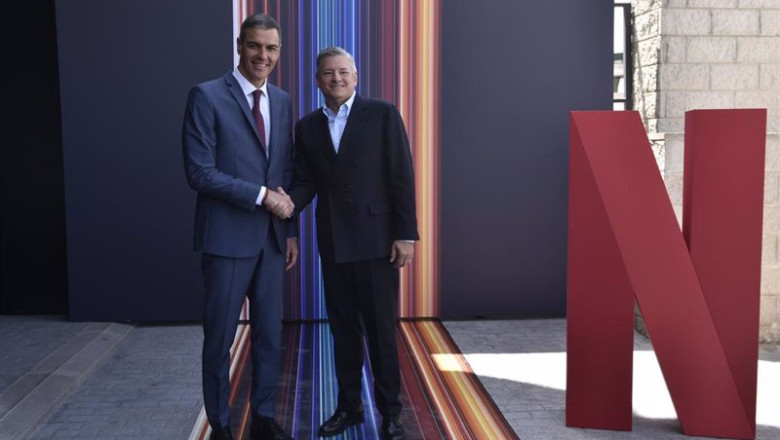 ep pedro sanchez y ted sarandos en el centro de produccion de netflix en tres cantos madrid