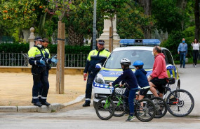 ep policias municipales de sevilla explican a un padre las normas de seguridad para salir con ninos ep policias municipales de sevilla explican a un padre las normas de seguridad para salir con ninos
