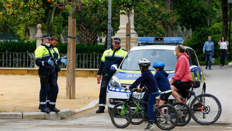 Policías municipales de Sevilla explican a un padre las normas de seguridad para salir con niños | Eduardo Briones - Europa Press ep policias municipales de sevilla explican a un padre las normas de seguridad para salir con ninos