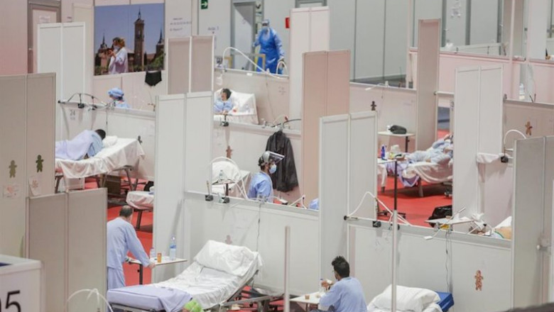 ep sanitarios y enfermos distribuidos en el interior del hospital de campana de ifema habilitado
