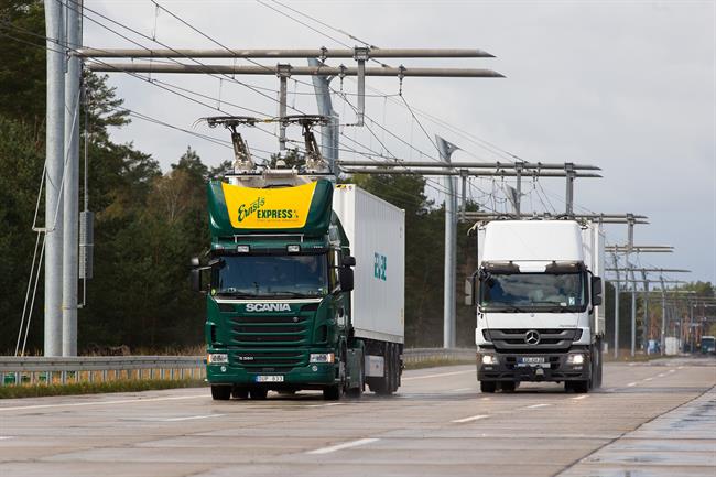 Siemens eHighway: Testfahrt mit Bundesumweltministerin Hendricks / Siemens eHigh | SIEMENS AG / MICHAEL SETZPFANDT ep siemens ehighway testfahrt mit bundesumweltministerin hendricks siemens ehigh
