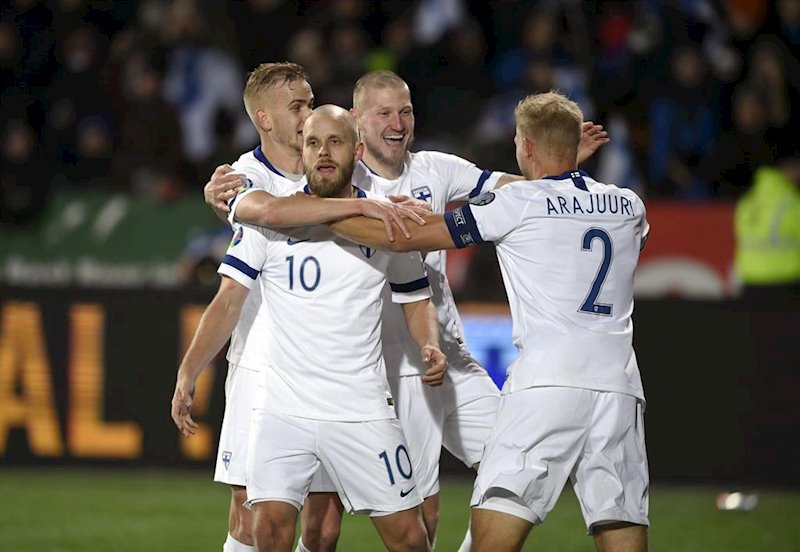 ep teemu pukki celebra con sus companeros un gol de la seleccion finlandesa