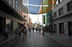 ep turistasvecinosla zona centromadrid paseanla calle preciados bajosombra graciaslos toldos instalados ep turistasvecinosla zona centromadrid paseanla calle preciados bajosombra graciaslos toldos instalados