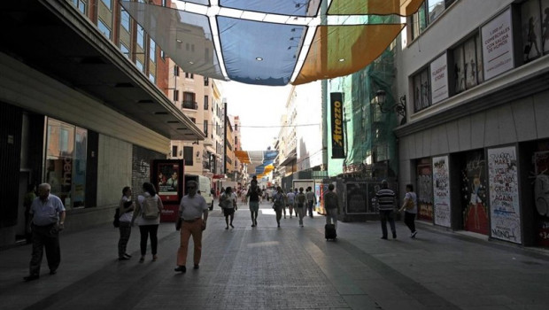 ep turistasvecinosla zona centromadrid paseanla calle preciados bajosombra graciaslos toldos instalados