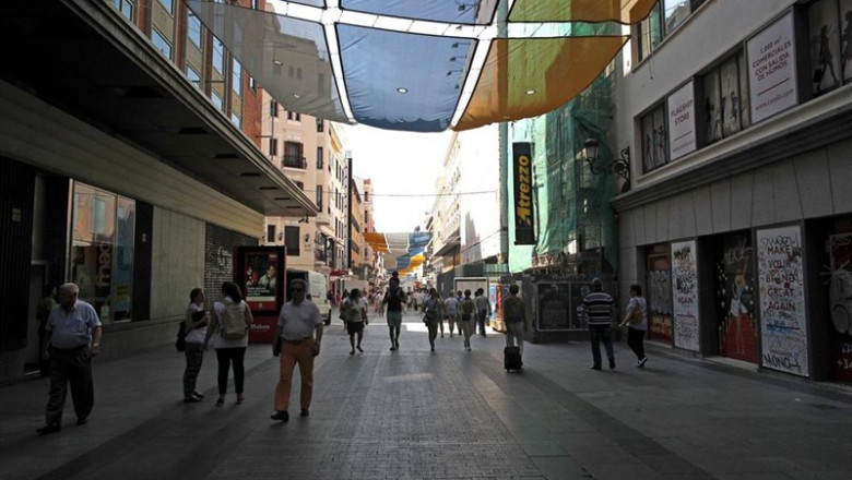 ep turistasvecinosla zona centromadrid paseanla calle preciados bajosombra graciaslos toldos instalados