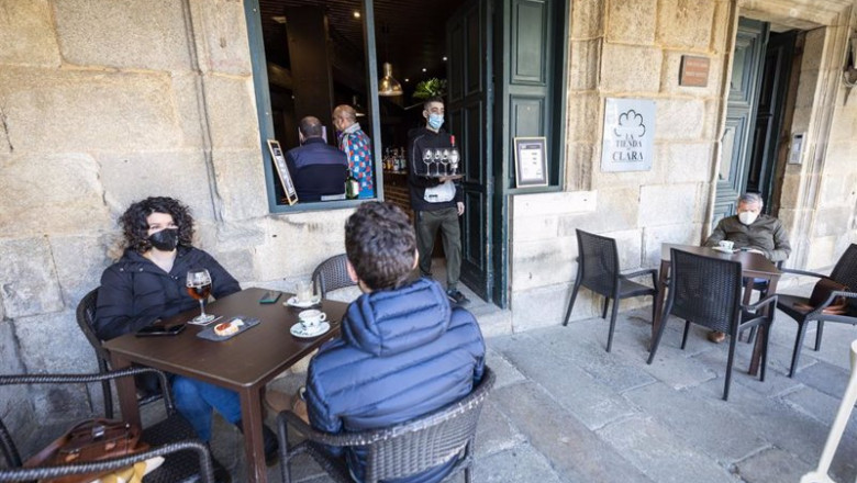 Un camarero sirviendo en una terraza | Beatriz Ciscar - Europa Press ep un camarero sirviendo en una terraza