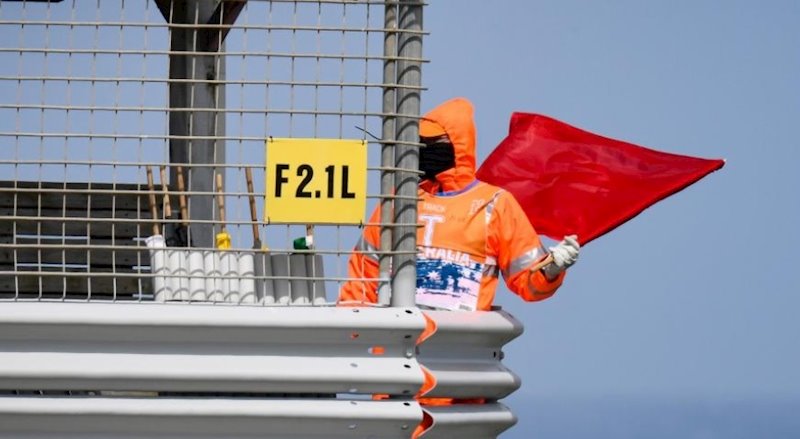 ep un comisario muestra la bandera roja en la fp4 de motogp en el gran premio de australia