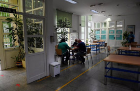 ep un grupo de ancianos juega a las cartas en un centro de mayores en madrid