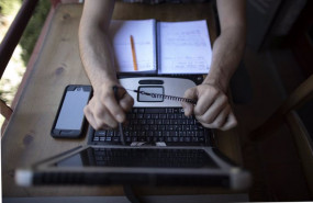 ep un hombre trabaja desde su casa con un portatil