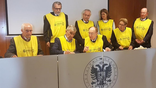 ep un momento durante la firma en el que aparecen el presidente de fsfe rafael martinez montes y el