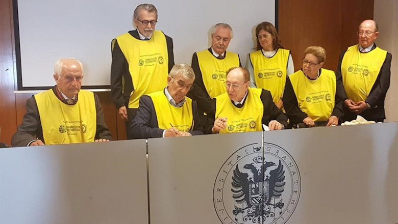 Un momento durante la firma, en el que aparecen el presidente de FSFE Rafael Martínez Montes y el de la Academia Nacional de Farmacia de Brasil, Acacio Alves Souza Lima. | FSFE ep un momento durante la firma en el que aparecen el presidente de fsfe rafael martinez montes y el