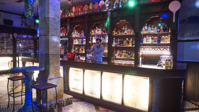 Un trabajador prepara una copa en la barra de un bar vacía | Juan Manuel Serrano Arce - Europa Press ep un trabajador prepara una copa en la barra de un bar vacia