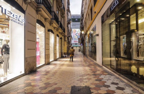 ep una calle comercial de valencia con todos sus establecimiento cerrados ep una calle comercial de valencia con todos sus establecimiento cerrados