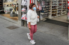 ep una mujer lleva mascarilla para protegerse del coronavirus en una calle de madrid
