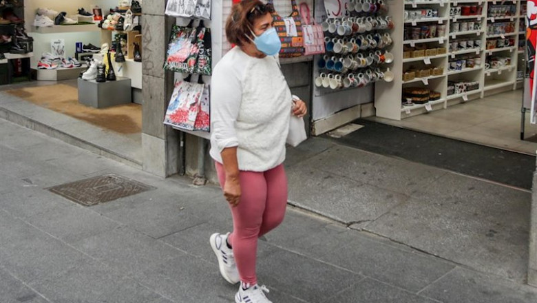 ep una mujer lleva mascarilla para protegerse del coronavirus en una calle de madrid