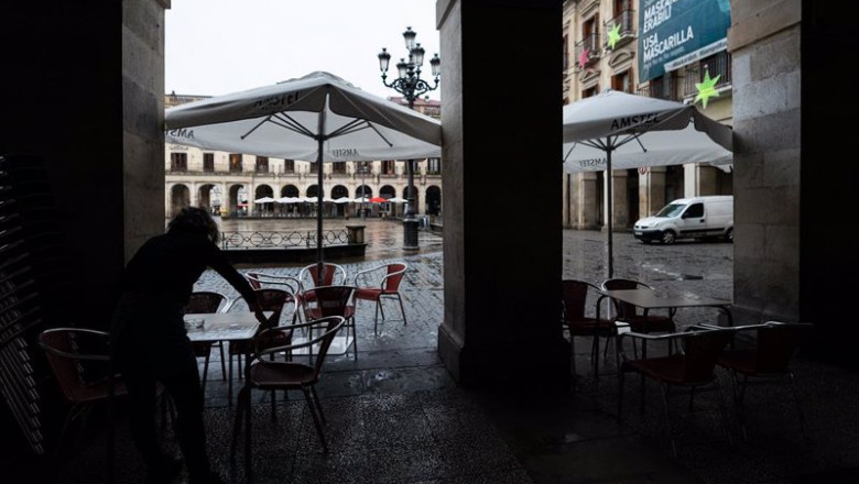Una persona limpia una mesa en una terraza de un establecimiento de Vitoria | Iñaki Berasaluce - Europa Press - Archivo ep una persona limpia una mesa en una terraza de un establecimiento de vitoria